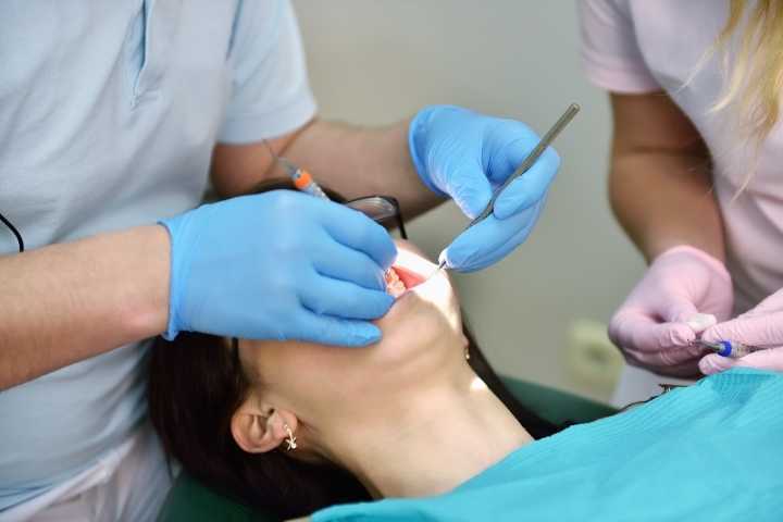 dentista examinando boca