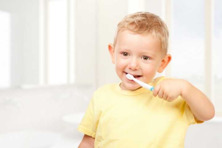crianca escovando os dentes